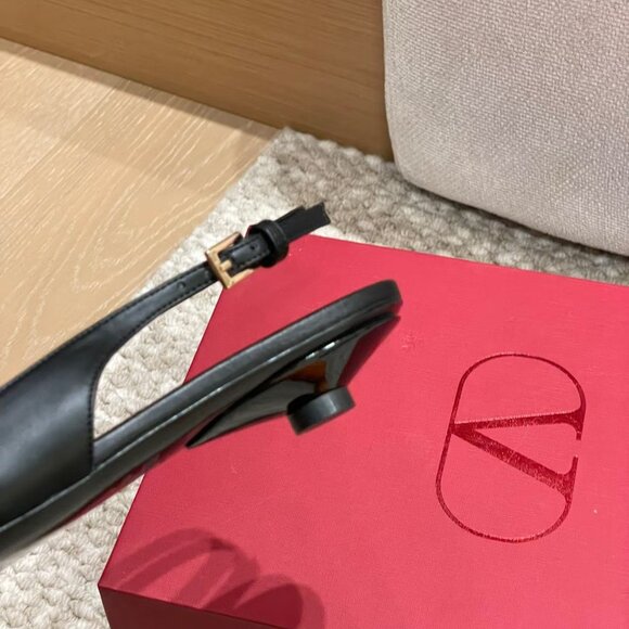 ⛳⛳New valentino v buckle round heel sandals - Picture 6 of 6